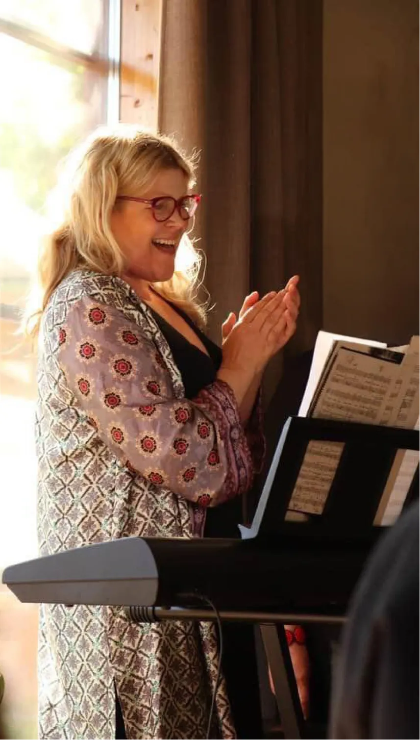 Riikka Timonen ohjaa oppilasta laulutunnilla – hyvän mielen opetusta Espoossa