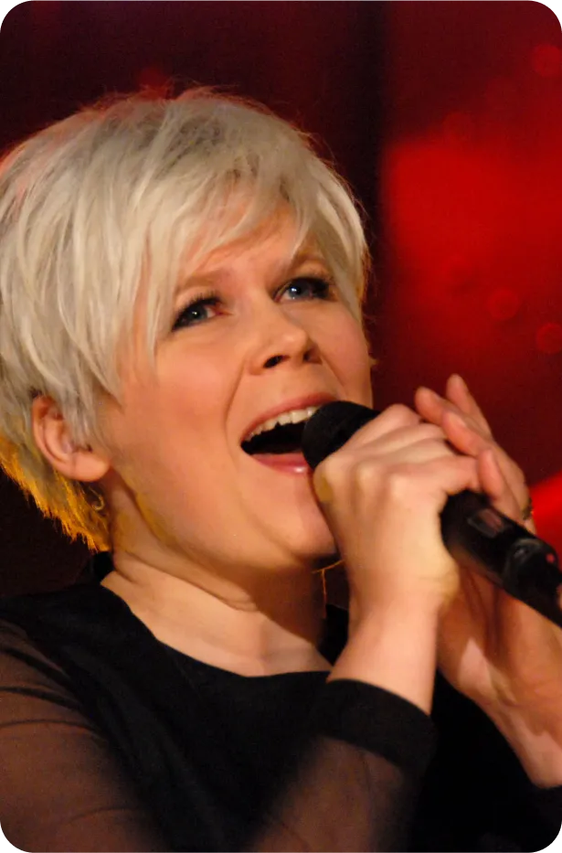 Laulunopettaja ja muusikko Riikka Timonen esiintyy lavalla