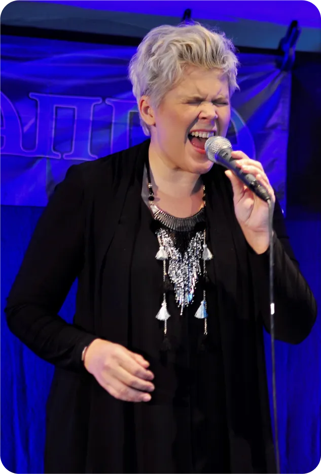Riikka Timonen laulaa konsertissa – laulamisen iloa ja läsnäoloa lavalla